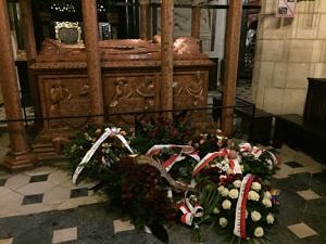 Wieńce u grobu króla Władysława Jagiełły. Fot. Małgorzata Malkiewicz