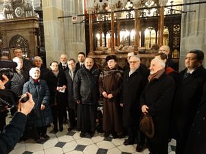 Przedstawiciele Ormian polskich przed grobem króla Kazimierza Wielkiego. Fot. Władysław Deńca