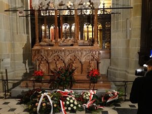 Wieńce u grobu króla Kazimierza Wielkiego. Fot. Władysław Deńca